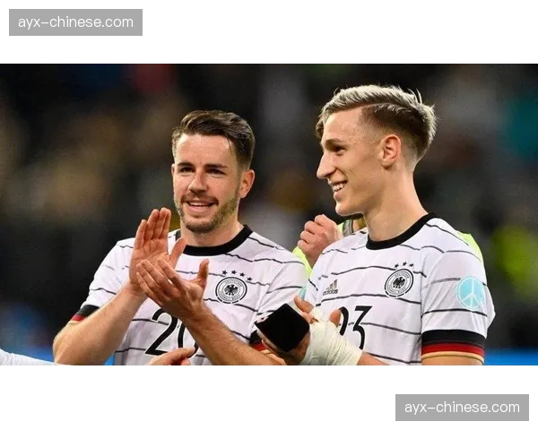 镜头捕捉:弗赖堡老将京特尔赛后与儿子在场地内庆祝胜利 镜头捕捉:弗赖堡老将京特尔赛后与儿子在场地内庆祝胜利